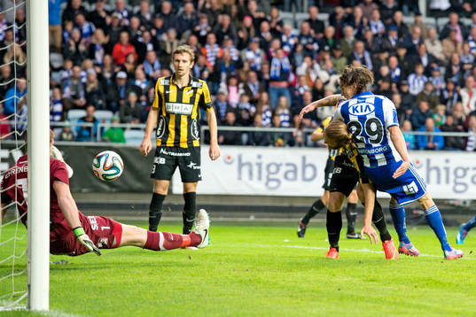 IFK Göteborgs Lasse Vibe har en farligt chans
