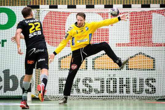 Kristianstads målvakt Dan Beutler räddar en straff från