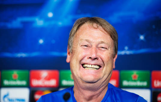 s tränare Åge Hareide skrattar