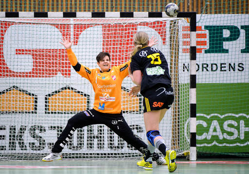 Lugis målvakt Emma Friberg släpper in ett straffkast