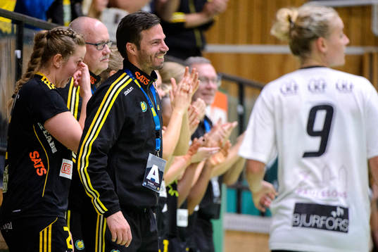 Sävehofs tränare Henrik Signell jublar