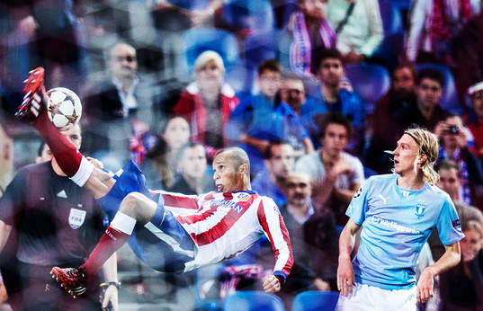 Atletico Madrids Miranda rensar undan bollen med en