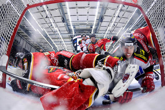 Örebros Jared Aulin försöker forcera in pucken i mål