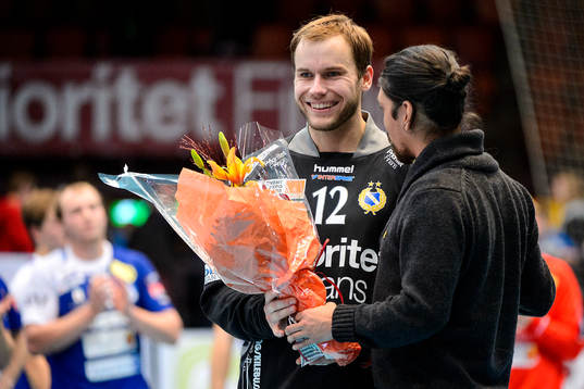 Redbergslids målvakt Tony Heeringson får blommor