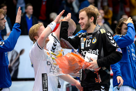 Redbergslids målvakt Tony Heeringson firar med laget