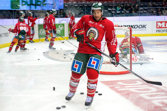 Frölundas Joel Lundqvist värmer upp innan ishockeymatchen