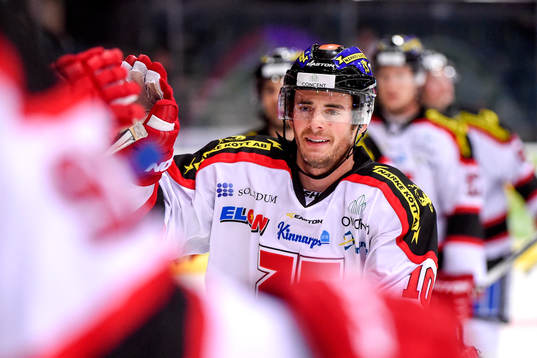 Örebros Derek Ryan jublar