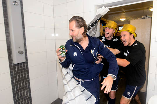 Utsiktens spelare trycker in tränare Janne Carlsson i