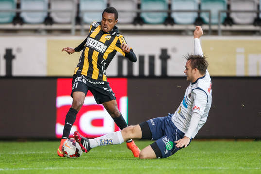 Häckens Nasiru Mohammed och Gefles Skuli Jon Fridgeirsson