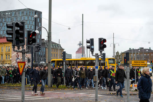 GAIS supportrar tågar till arenan innan fotbollsmatchen i