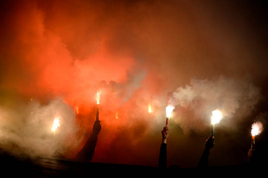 GAIS supportrar eldar bengaler innan fotbollsmatchen i