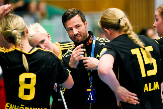 Sävehofs tränare Henrik Signell pratar med sina spelare
