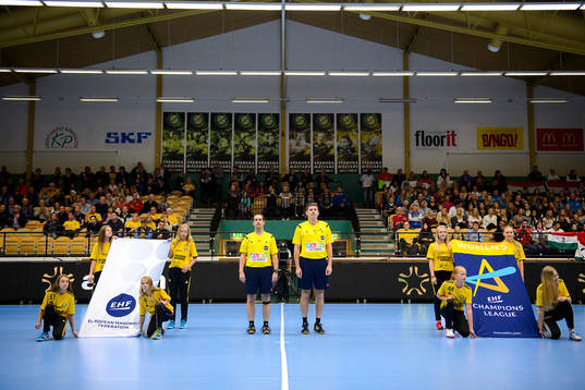 Domarna står vid lineup innan handbollsmatchen i damernas