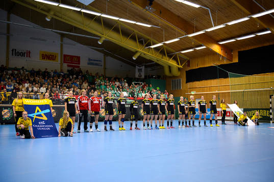 Sävehofs lag står uppställda vid lineup innan