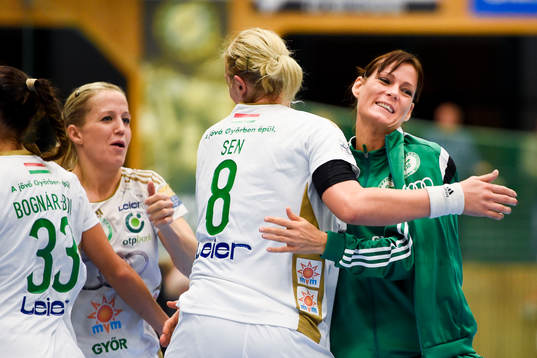 Györis Heidi Loke, Anita Görbicz och Anna Sen kramas