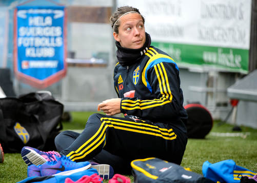 Sveriges Lina Nilsson sitter på konstgräset innan en
