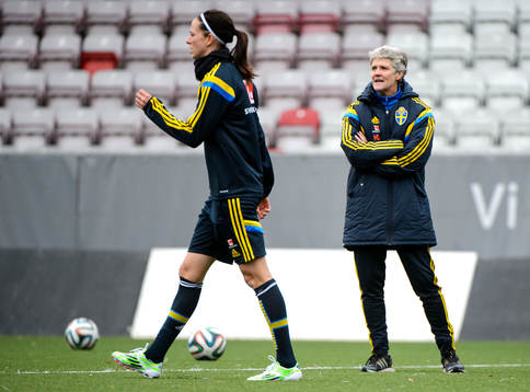 Sveriges Lotta Schelin och förbundskapten Pia Sundhage