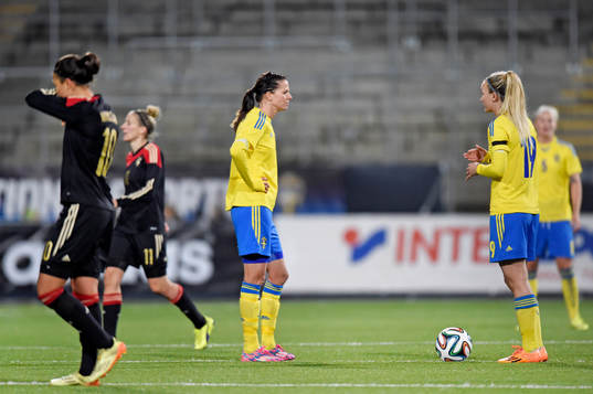 Sveriges Lotta Schelin och Emma Lundh deppar