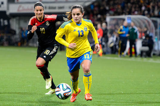 Tysklands Dzsenifer Marozsan jagar Sveriges Malin Diaz