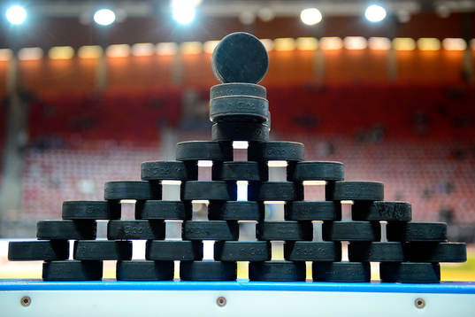 Puckar ligger uppradade på sargkanten