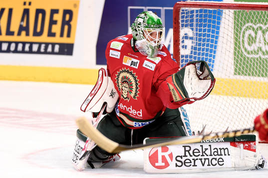 Frölundas målvakt Linus Fernström räddar