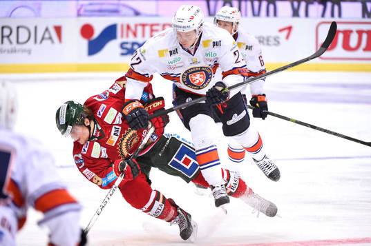 Frölundas Max Görtz tacklas av Växjös Gustav Rydahl
