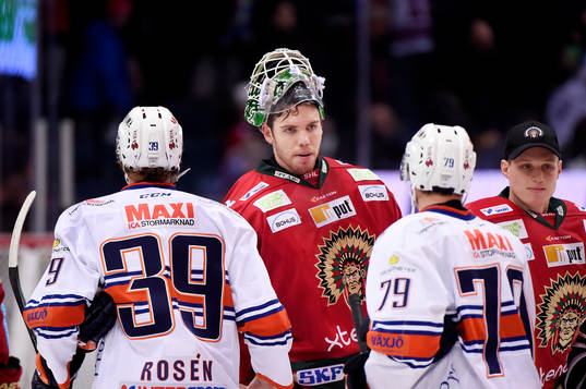 Frölundas målvakt Linus Fernström tackar Växjös spelare