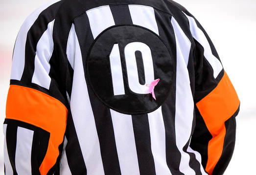 En domare har Rosa Bandet på ryggen