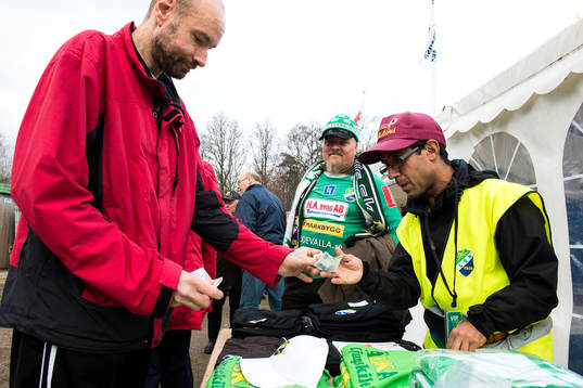 Tröjförsäljning innan fotbollsmatchen i Superettan