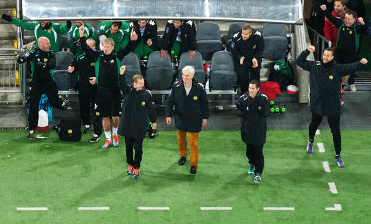 Hammarbys tränare Nanne Bergstrand och andra jublar på
