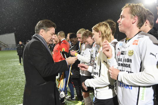 Mjällbys spelare får silvermedaljerna av Svenska