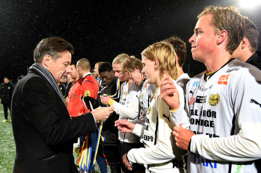 Mjällbys spelare får silvermedaljerna av Svenska