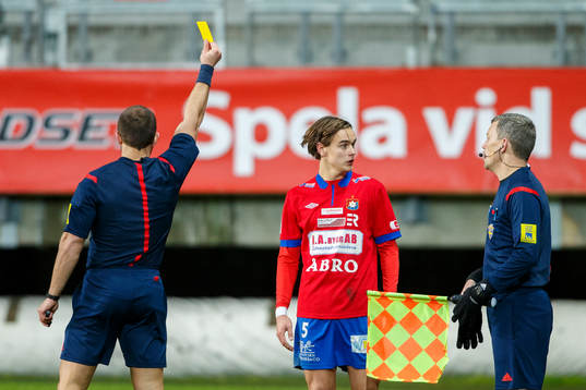 Örgrytes Carl Hawunger får gult kort av domare Kaspar