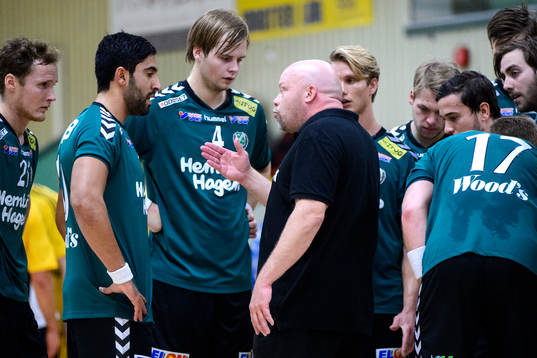 Önnereds tränare Christer Karlsson pratar med spelarna