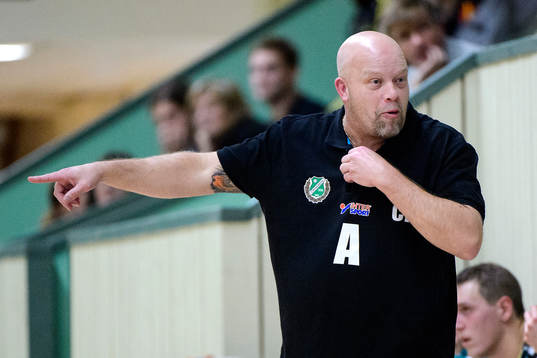Önnereds tränare Christer Karlsson gestikulerar