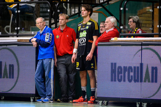 Sävehofs Niclas Fingren står vid sidan av planen