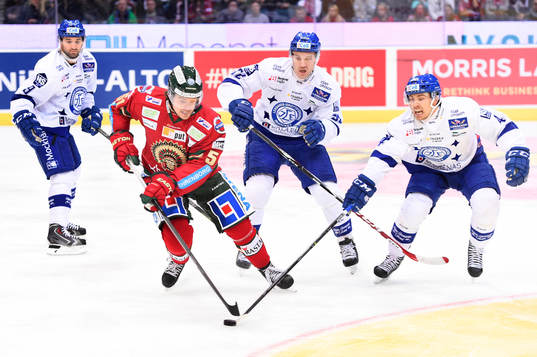 Frölundas Mats Rosseli Olsen jagas av Leksands Martin