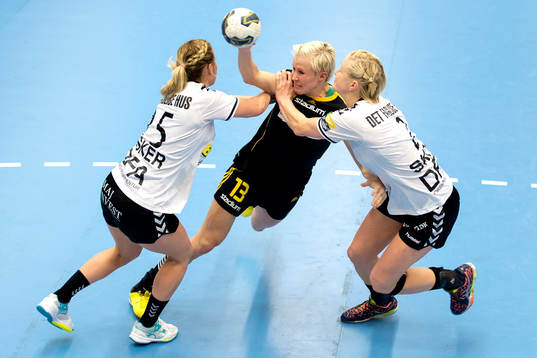Sävehofs Elin Karlsson hålls fast av Rike ERhadsen Skov