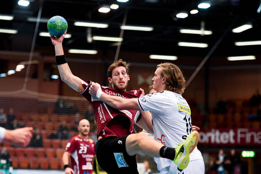 Lugis Albin Tingsvall stoppas av Redbergslids Jonathan