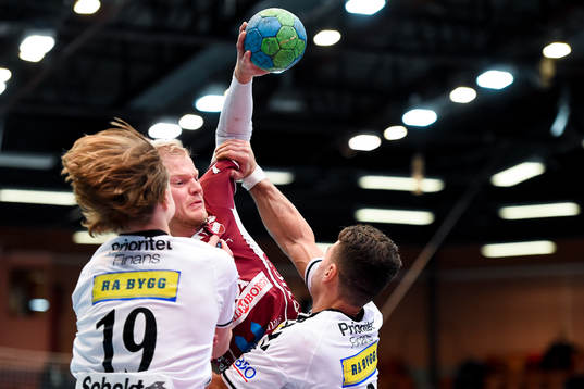 Redbergslids Emil Mellegård och Nikola Stojcevski stoppar