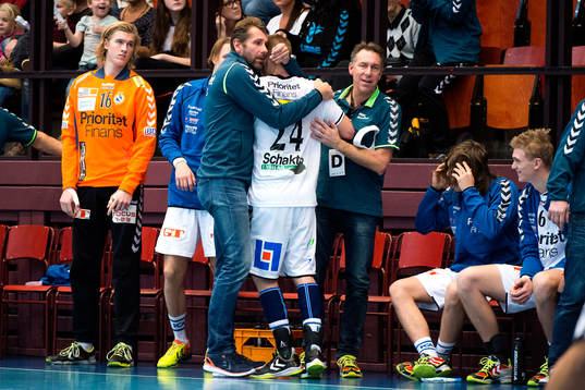 Redbergslids tränare Magnus Wislander kramar om Linus