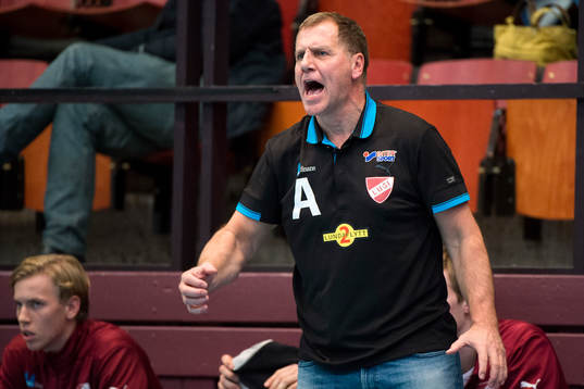 Lugis tränare Basti Rasmussen ropar