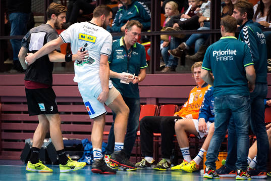 Redbergslids Mario Lipovac hoppar av planen med låret