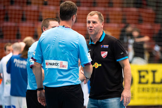 Lugis tränare Basti Rasmussen tackar domarna