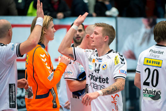Redbergslids Linus Arnesson firar med laget