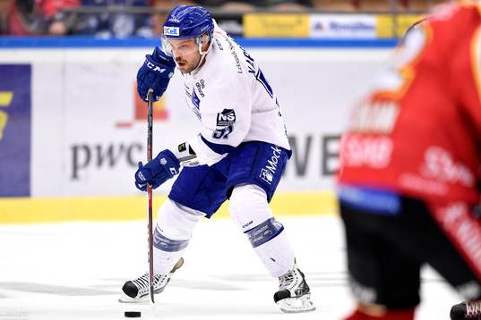 Leksands Kevin Kapstad med pucken