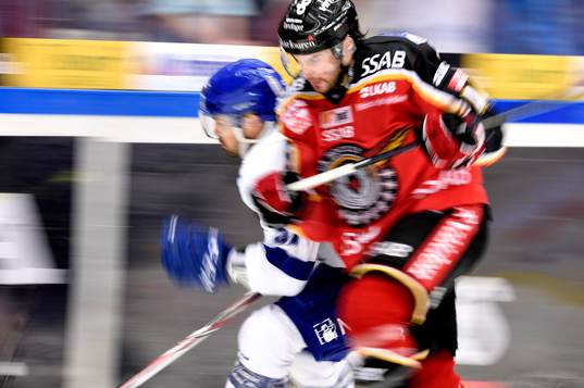 Luleås Stephen Dixon tacklar Leksands Kevin Kapstad