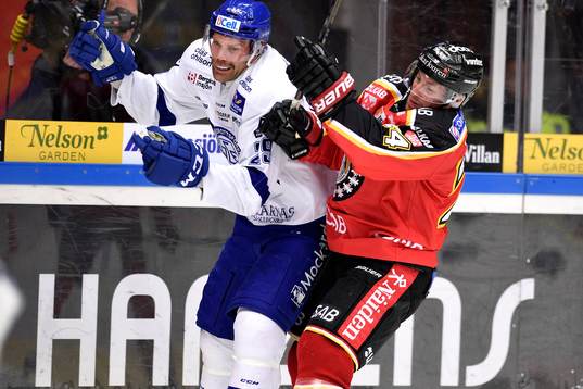 Luleås Cam Abbott tacklar Leksands Joonas Rönnberg