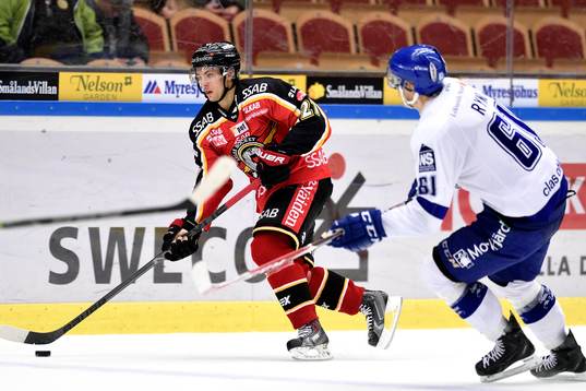 Luleås Daniel Zaar med pucken