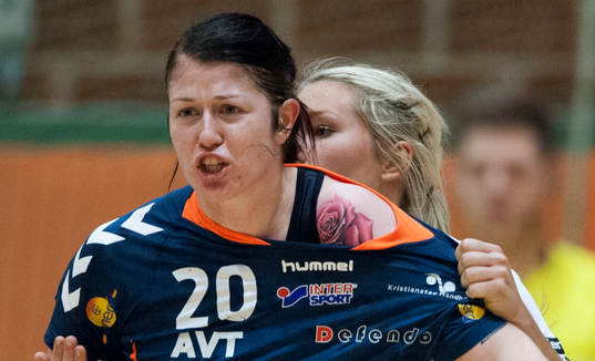 Kristianstads Linnea Jönsson utsätts för tröjdragning